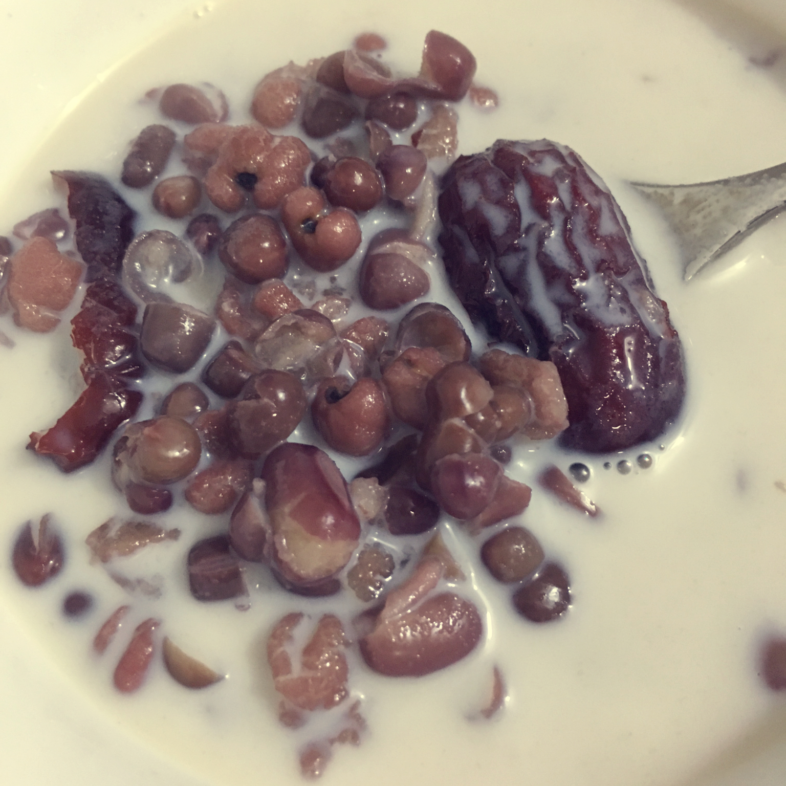 红枣红豆薏仁牛奶粥