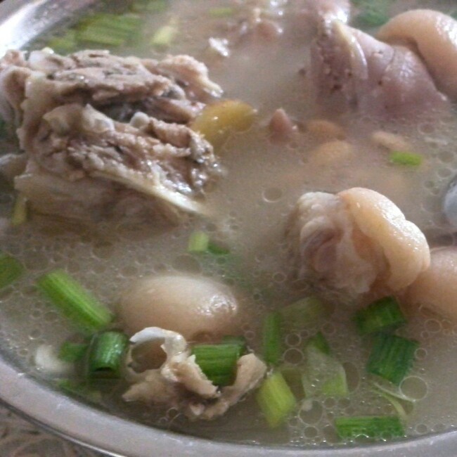 黄豆花生猪脚汤