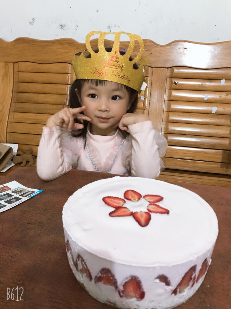 6寸草莓慕斯蛋糕