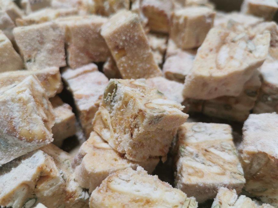 咸蛋黄肉松雪花酥