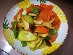 快手素炒-红罗卜青椒黄瓜香菇杏鲍菇的做法 步骤7