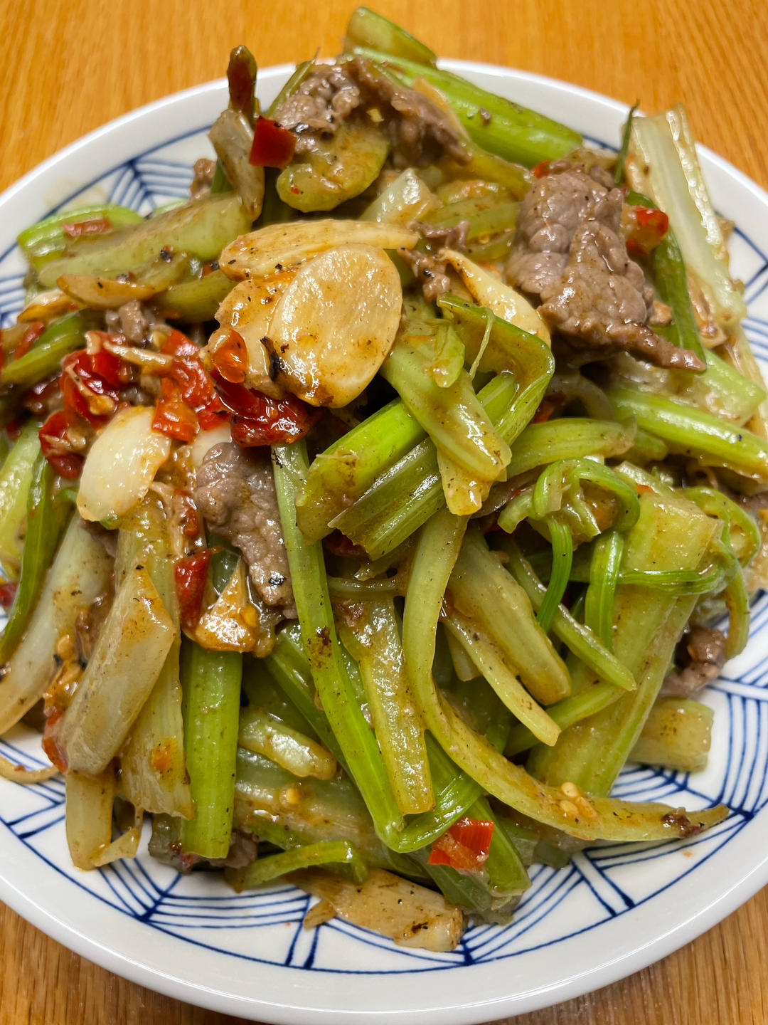 好吃到邻居敲门蹭饭的芹菜炒牛肉！