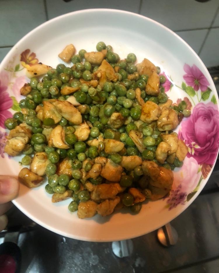 豌豆炒鸡丁—五分钟快手菜
