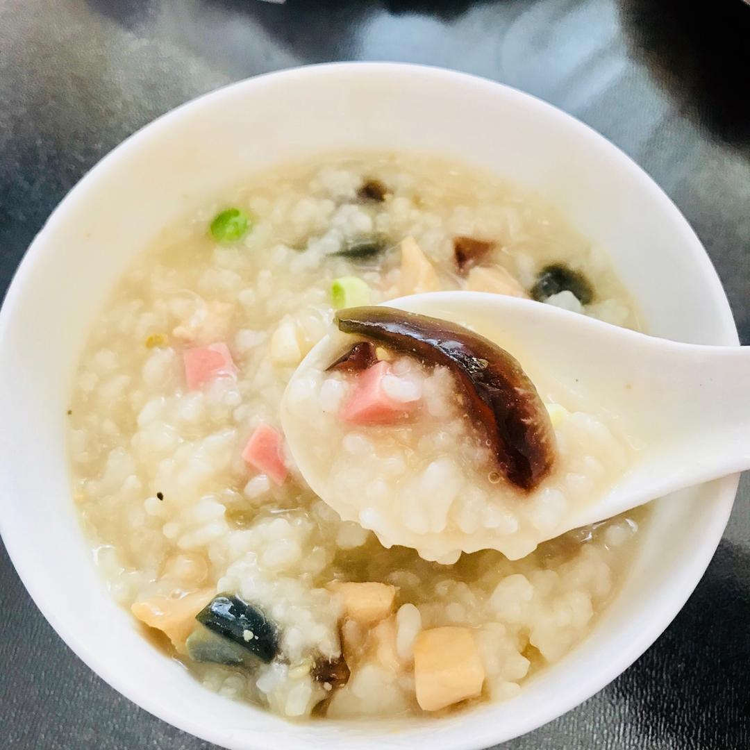 盲果核桃做的营养早餐-皮蛋瘦肉粥