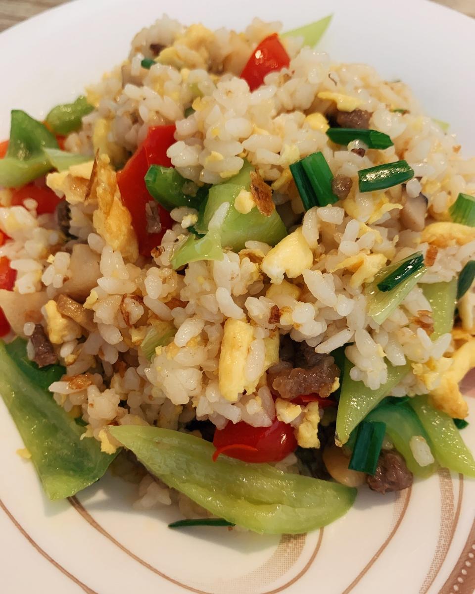 满满营养的健康蔬菜牛肉蛋炒饭～ （加入鳕鱼丸，baby 最爱）
