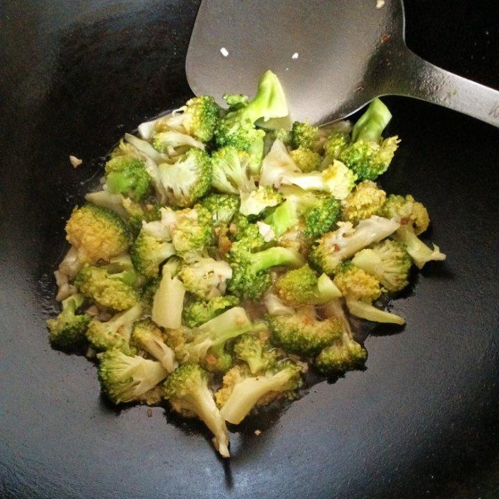 西兰花虾仁豆腐汤