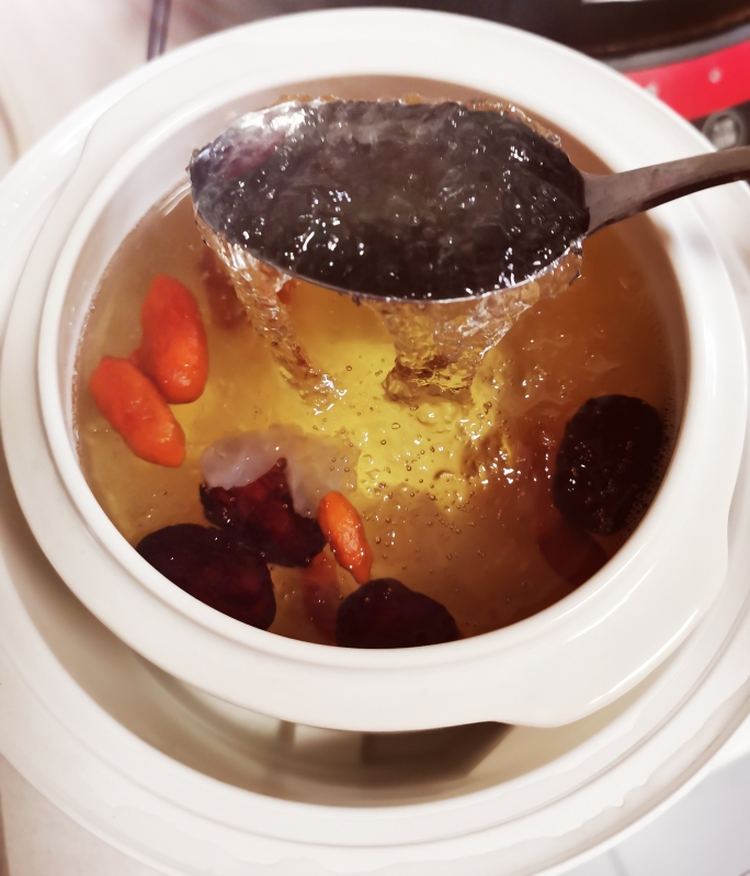 桃胶雪燕皂角米枸杞红枣甜品的做法
