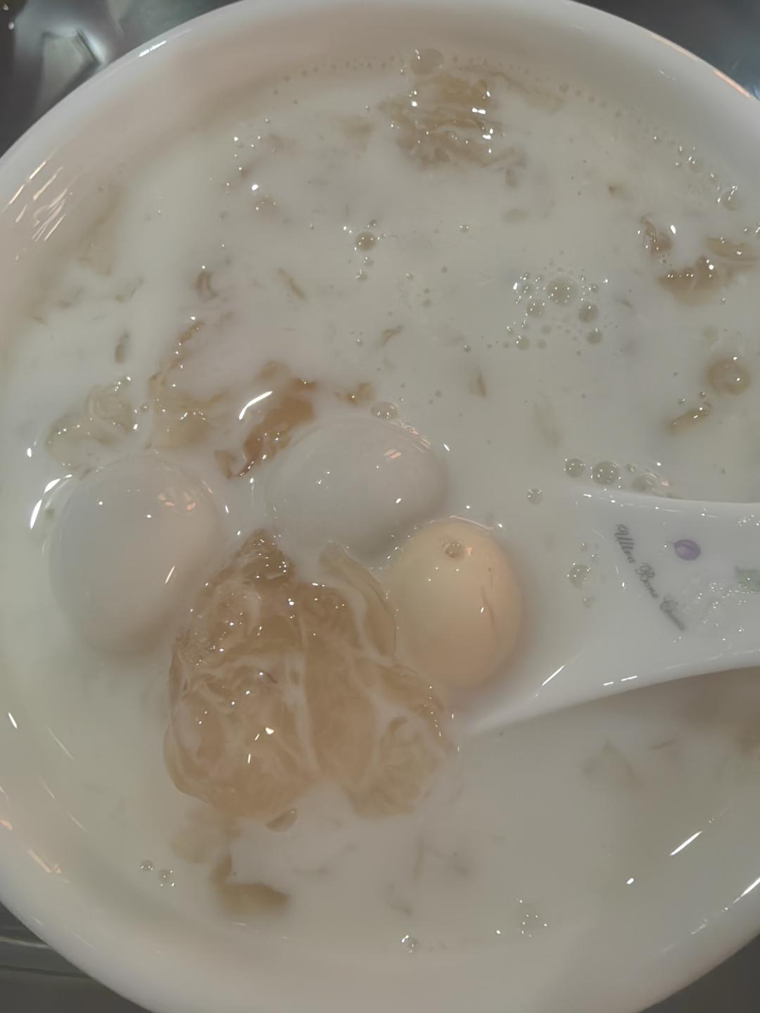 桃胶银耳炖奶
