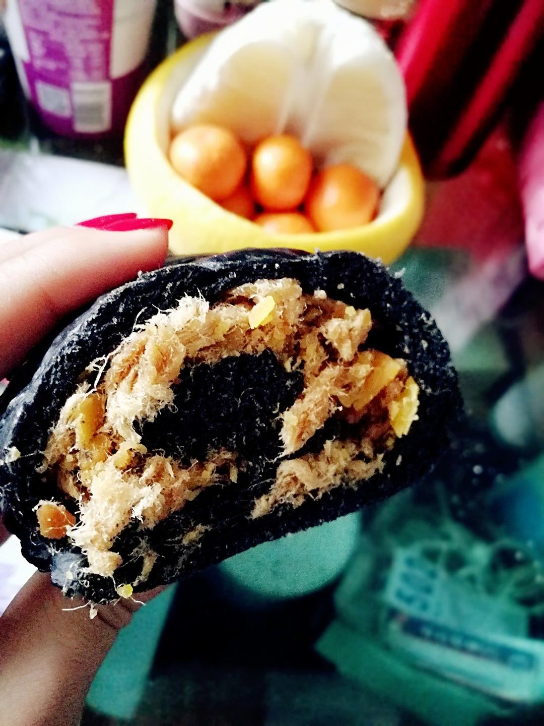 蛋黄肉松黑旋风软欧