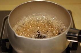 锅煮奶茶的做法 步骤3