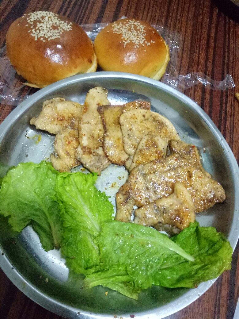 香煎鲜嫩多汁的黑椒鸡胸肉