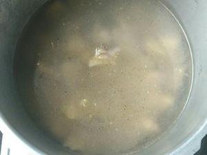 田螺鸡煲汤的做法 步骤3