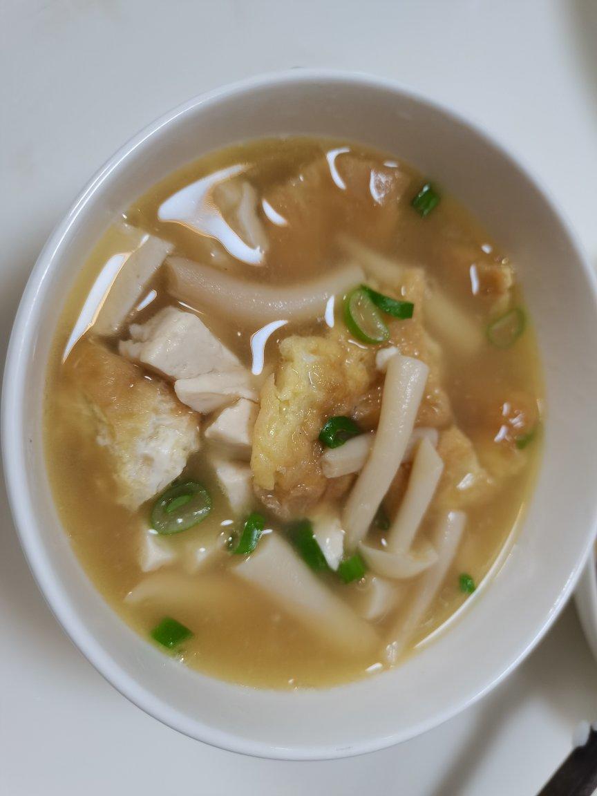 海鲜菇豆腐汤，超简单，晚上喝一碗暖暖的🍲