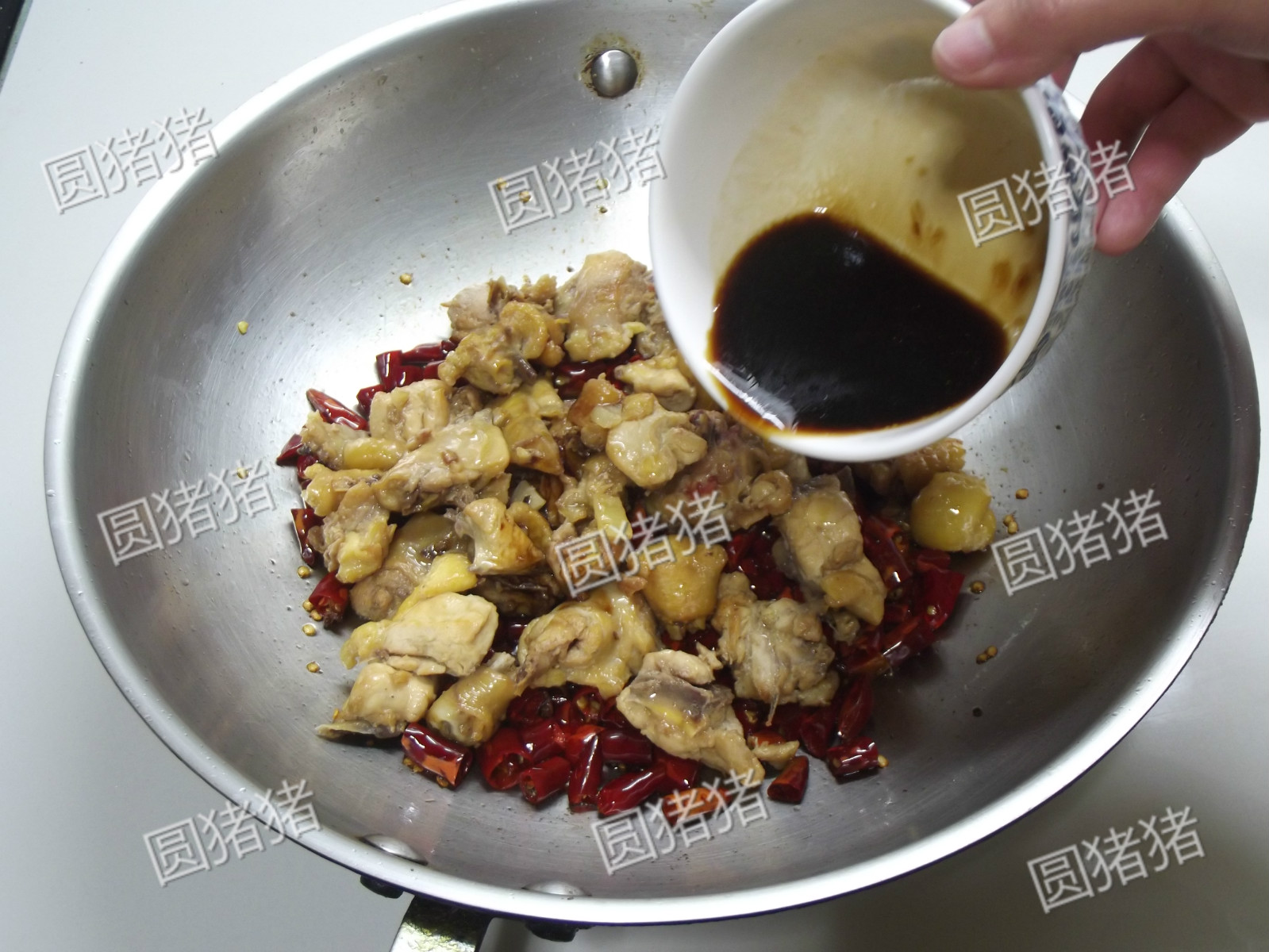 在家也能做酒店菜——香辣干锅鸡的做法 步骤9