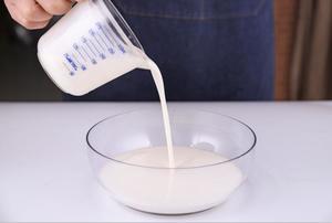 咸蛋黄奶盖红的做法 步骤2