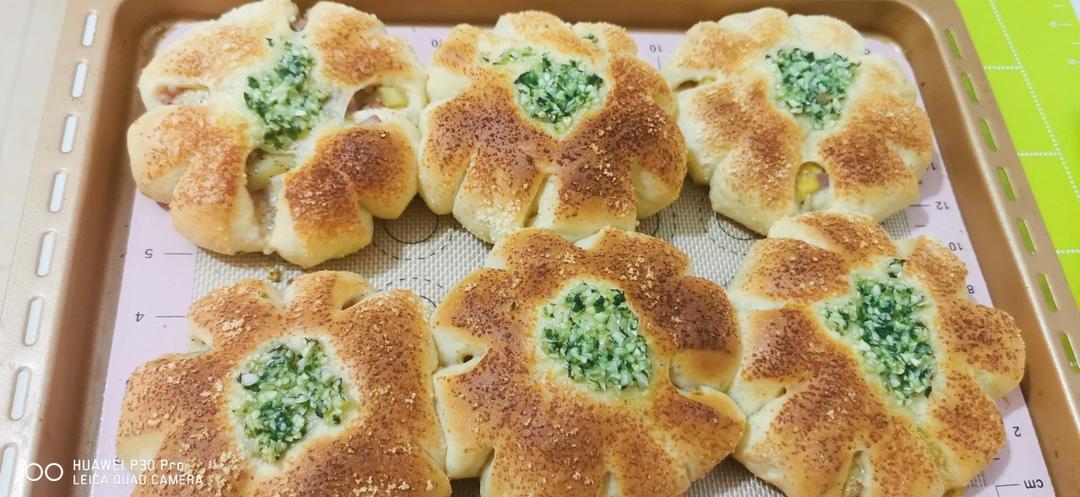 『美味咸香』椒盐土豆香肠花花包