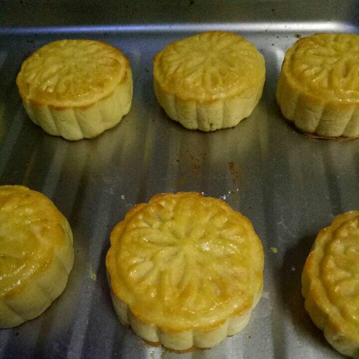 《糯米团子的厨房日记》奶黄流心月饼