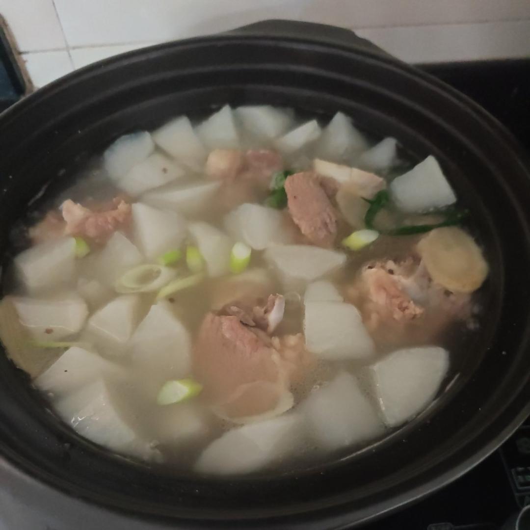 白萝卜猪骨汤