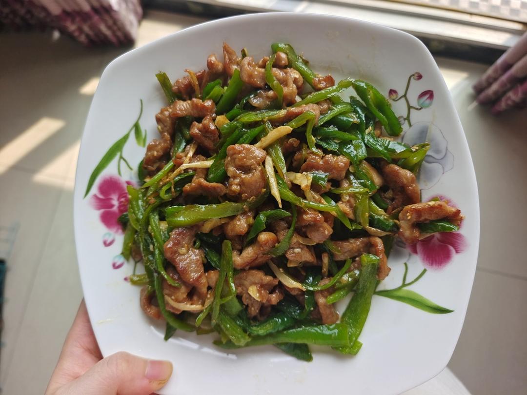 经典的家常菜，青椒炒肉丝，简单的食材也能做出如此美味