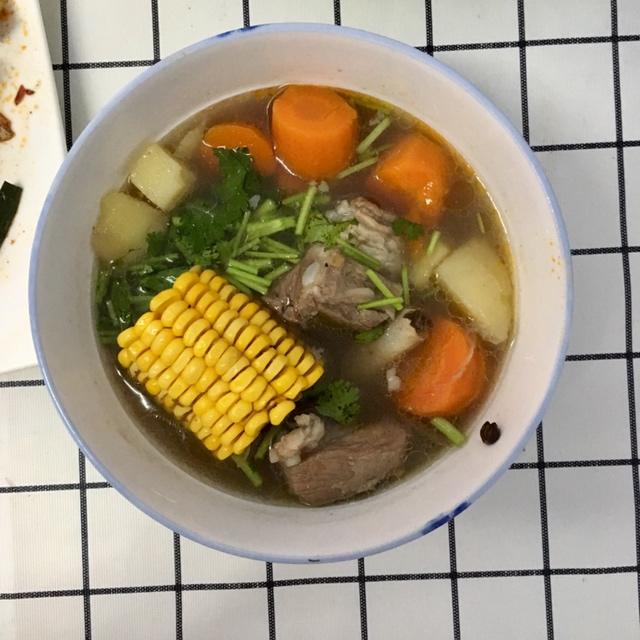 清甜奶白的玉米排骨汤