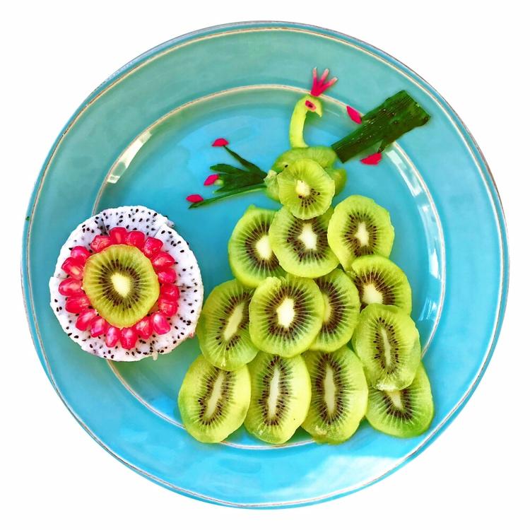 欧兔子做的猕猴桃果盘――孔雀