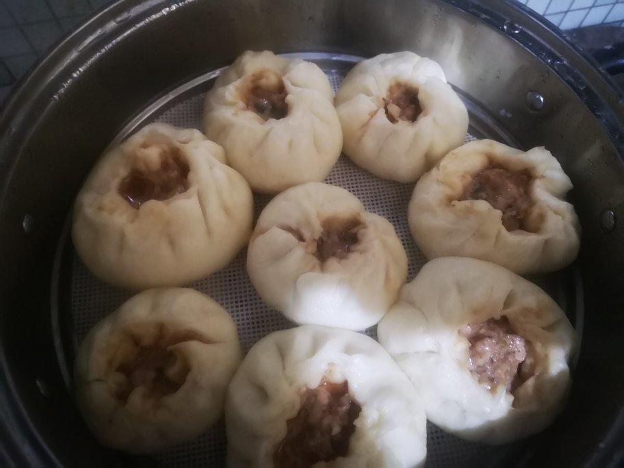 松软多汁的肉包子