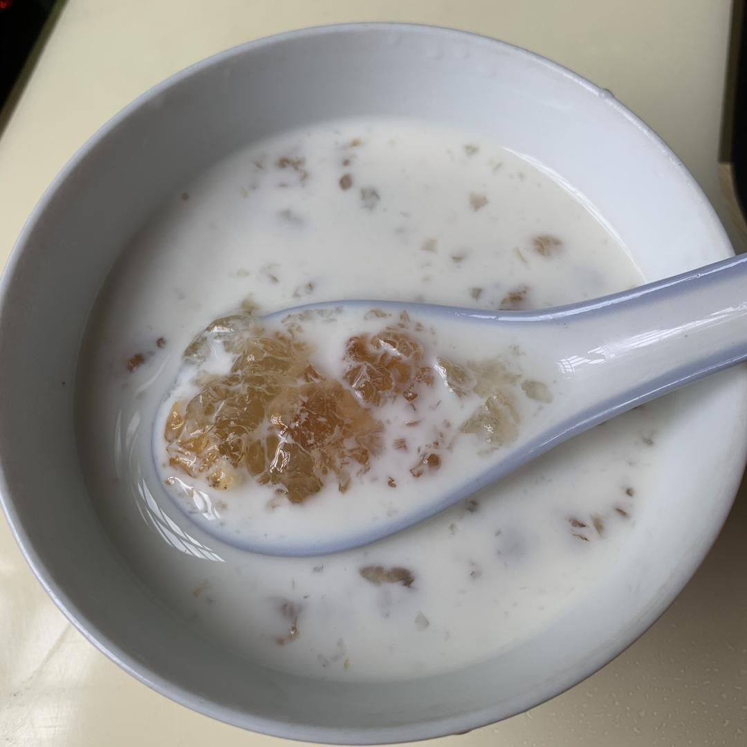 牛奶炖桃胶