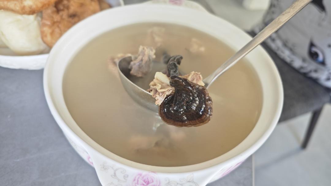 灵芝莲子清鸡汤