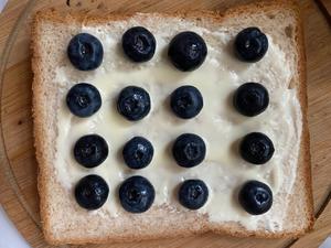 五分钟快手早餐❗️爆浆蓝莓吐司✅好吃解馋的做法 步骤5