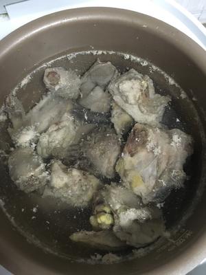 椰肉炖鸡汤的做法 步骤1