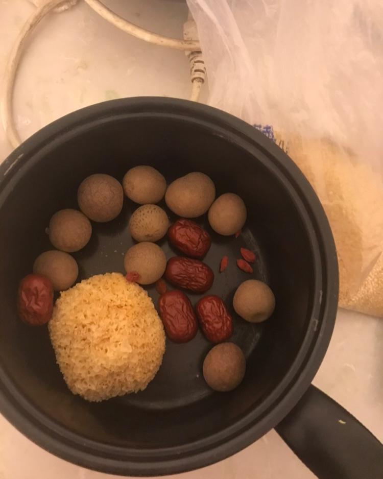 桃胶银耳红枣羹