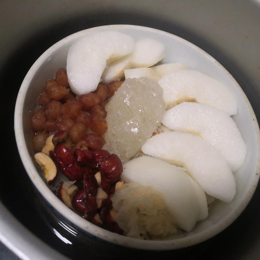 秋季润肺止咳的美食，银耳雪梨汤，软糯易出胶