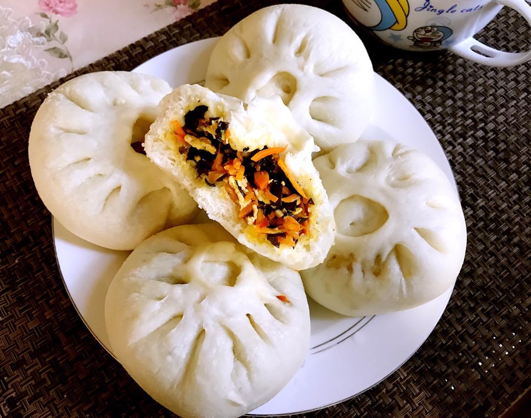 sunny雪儿做的胡萝卜木耳鸡蛋素包子