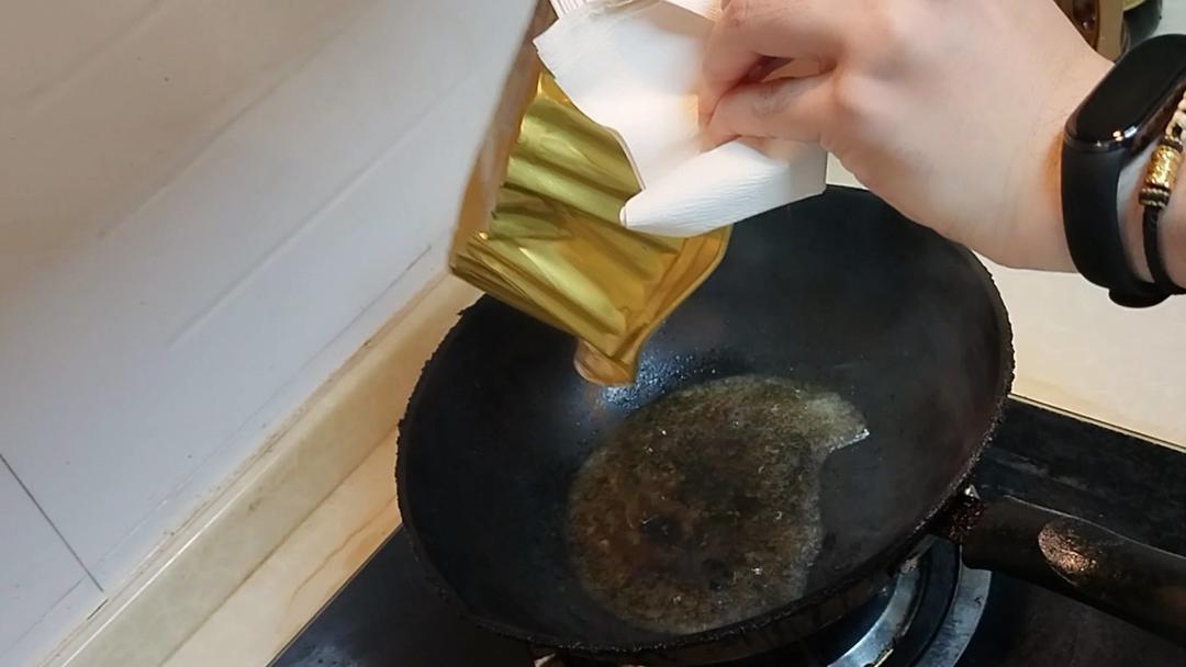 10分钟晚餐，猪油豆瓣酱炒蛋炒面，生命体征维持餐，打工人下班如何快速吃上饭
#美食vlog #晚餐 #日常做饭 #厨神日记 #头条双星激励计划