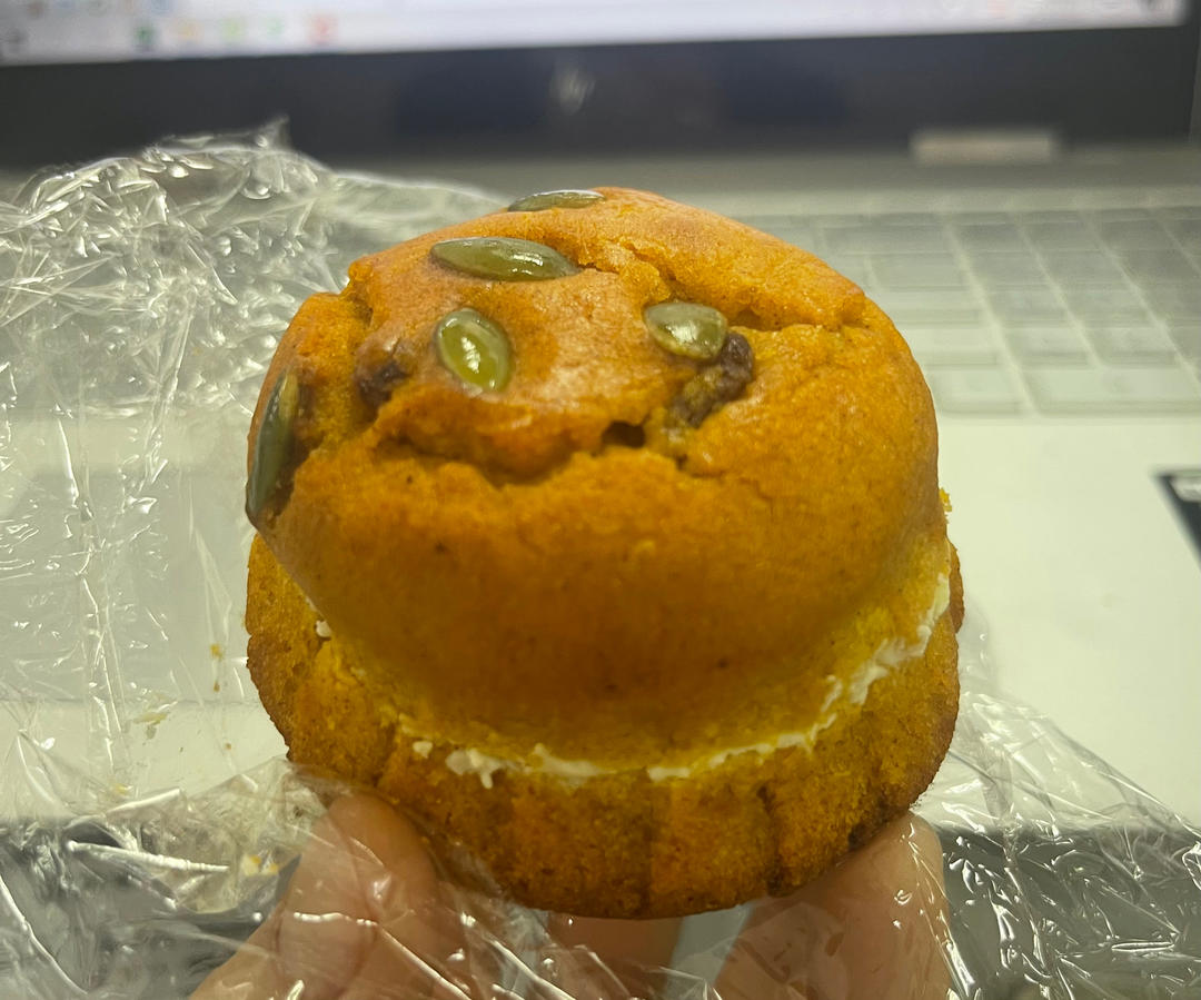 又快手又松软的南瓜大麦芬，金灿灿好美味！