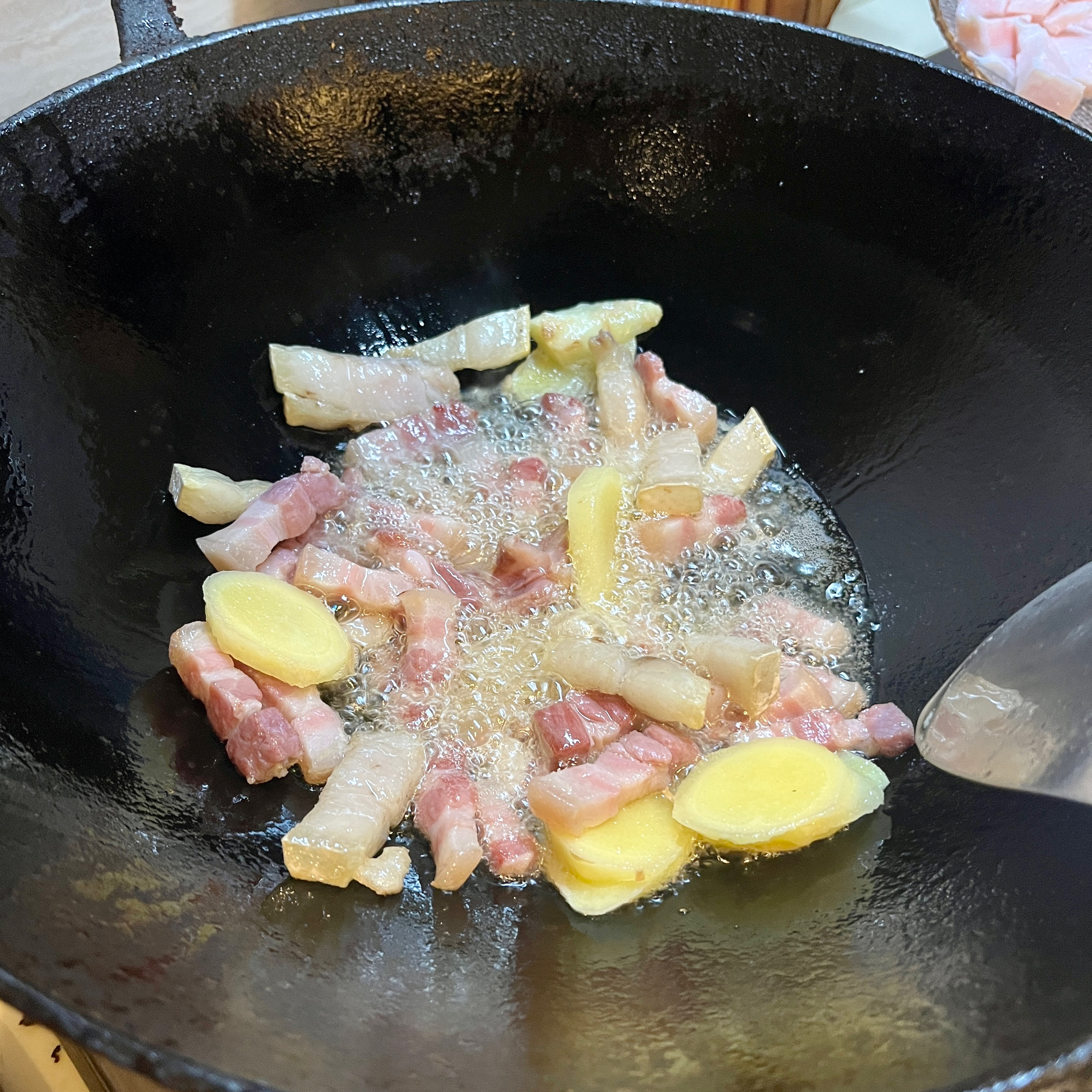 汤浓肉酥笋清甜｜ 腌笃鲜 ｜春日鲜的做法 步骤4