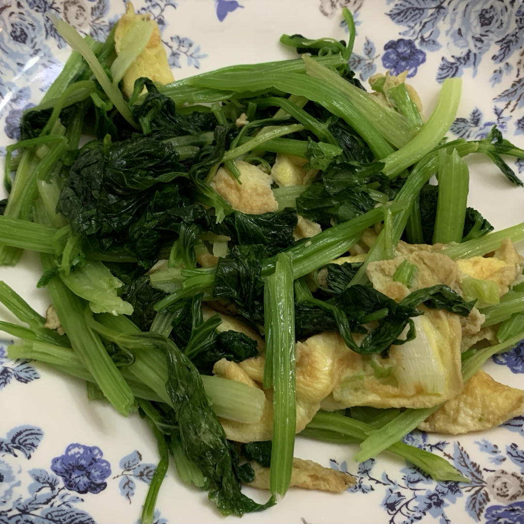 芹菜炒鸡蛋(超级简单的快手菜呀~)