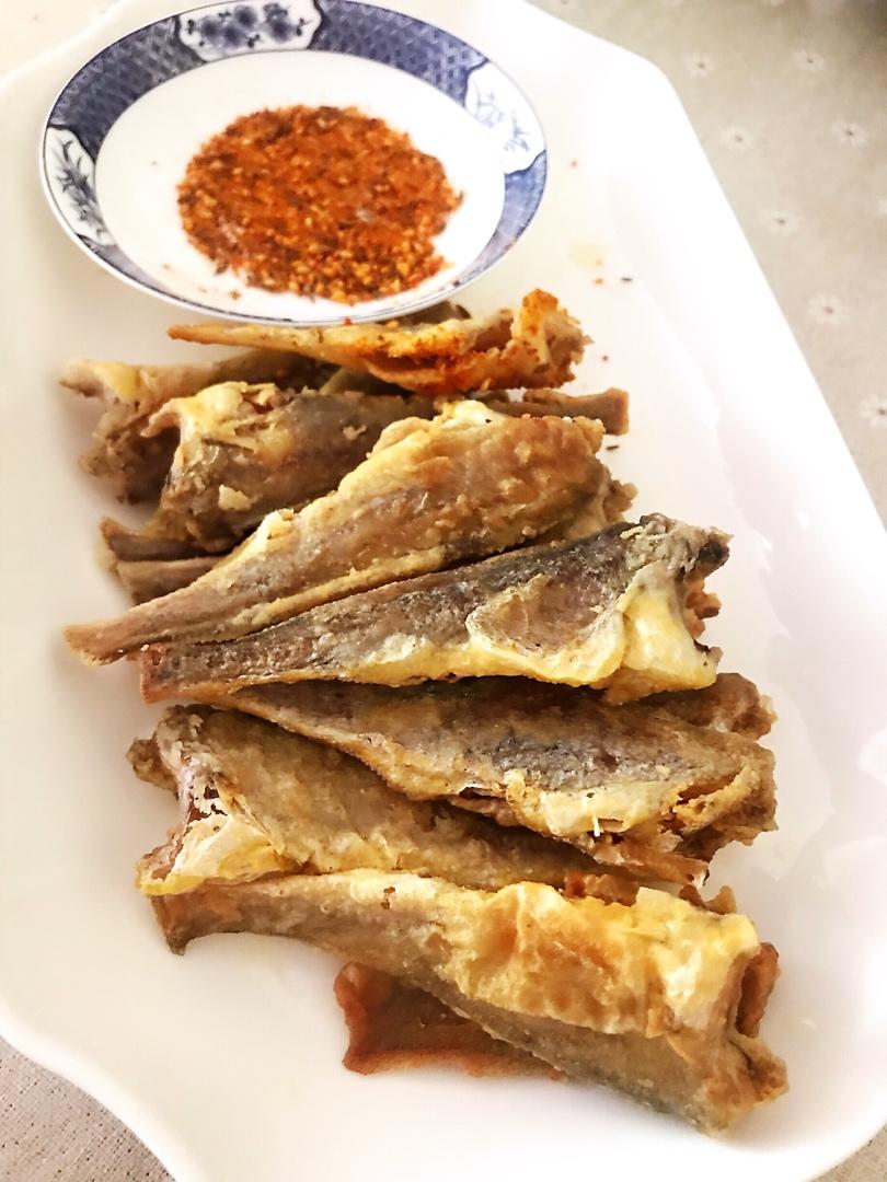 外酥里嫩：不会回软的干炸小黄鱼。