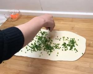 一根筷子压出香葱花卷（小视频食谱）的做法 步骤15
