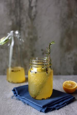 迷迭香黑胡椒柠檬特饮Rosemary Peppercorn Lemonade的做法 步骤3