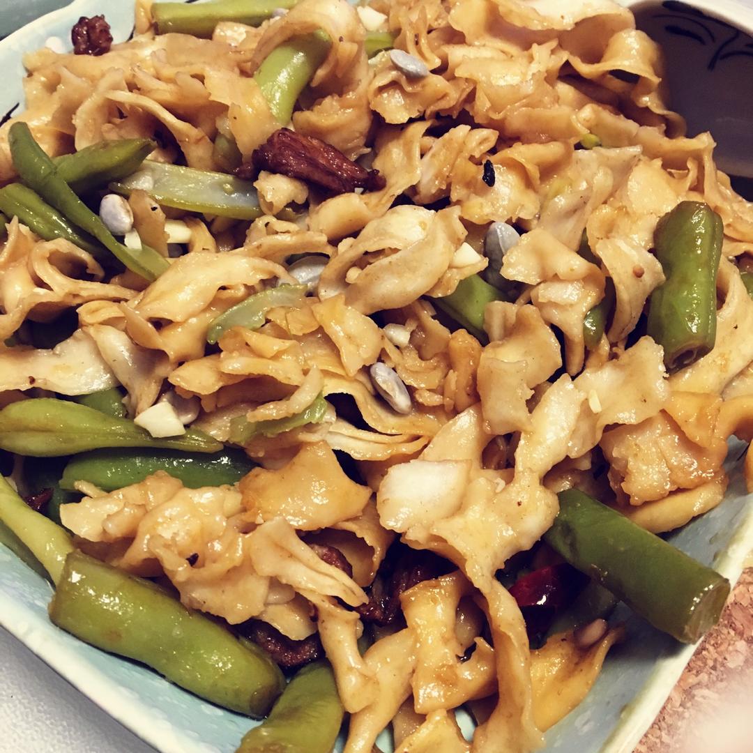 最适合夏天的一锅出--酱香豆角焖面