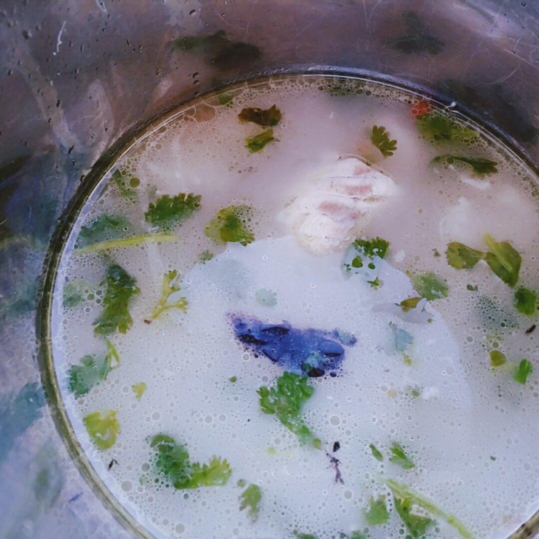 鲈鱼汤（附，鱼皮不破 不粘锅小窍门）