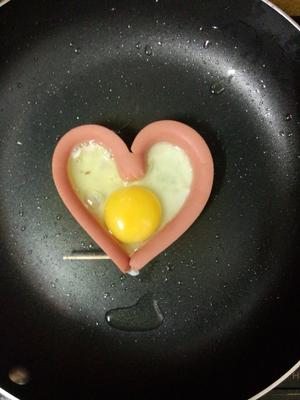 爱心鸡蛋的做法 步骤2