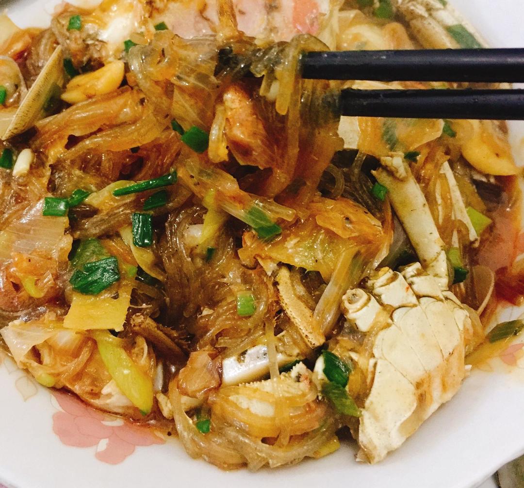 海鲜杂烩粉丝煲的做法