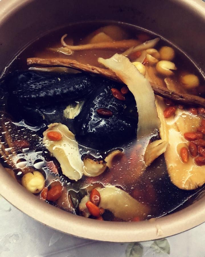 枸杞红枣乌鸡汤