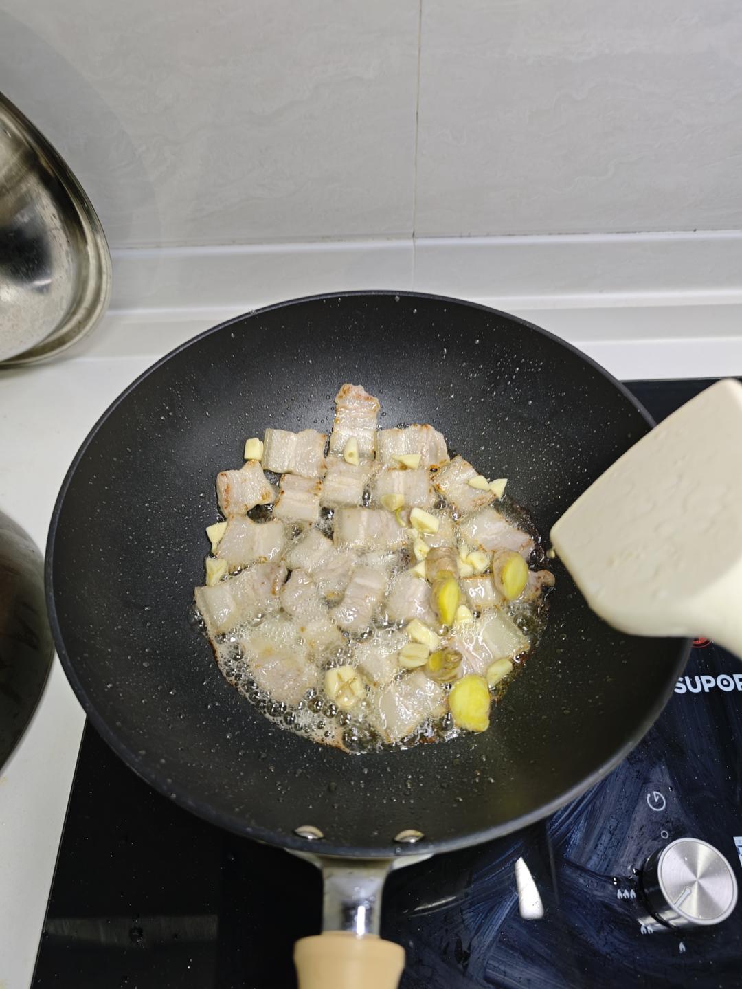 五花肉豆角土豆胡蘿卜燜面（黃豆醬版本）的做法 步驟2