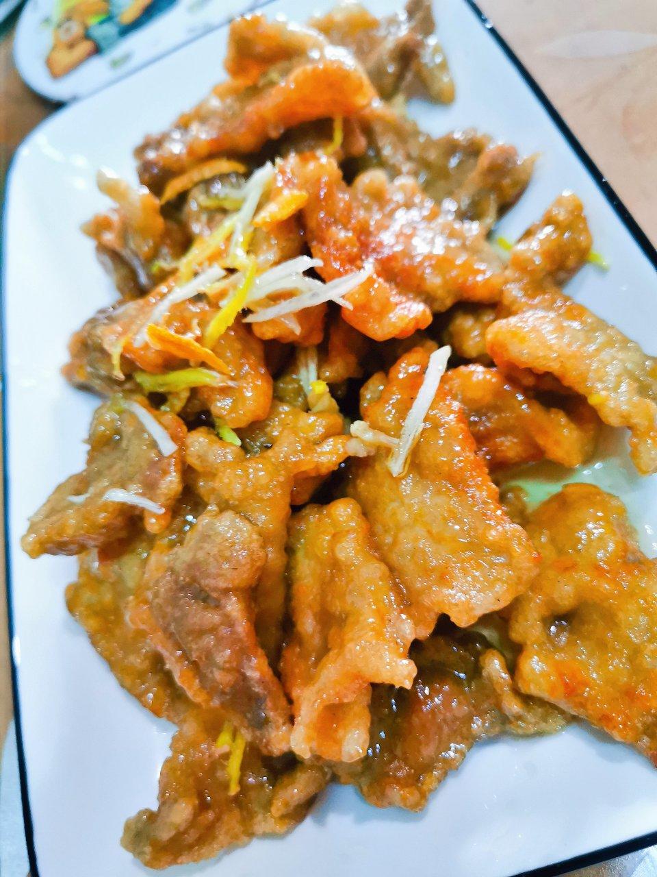 厨师长教你：“锅包肉”的家常做法，色泽金黄，口味酸甜！