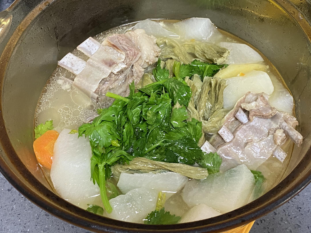 清炖羊排，老爸的拿手菜，汤鲜味浓，羊肉软烂，连萝卜都非常好吃