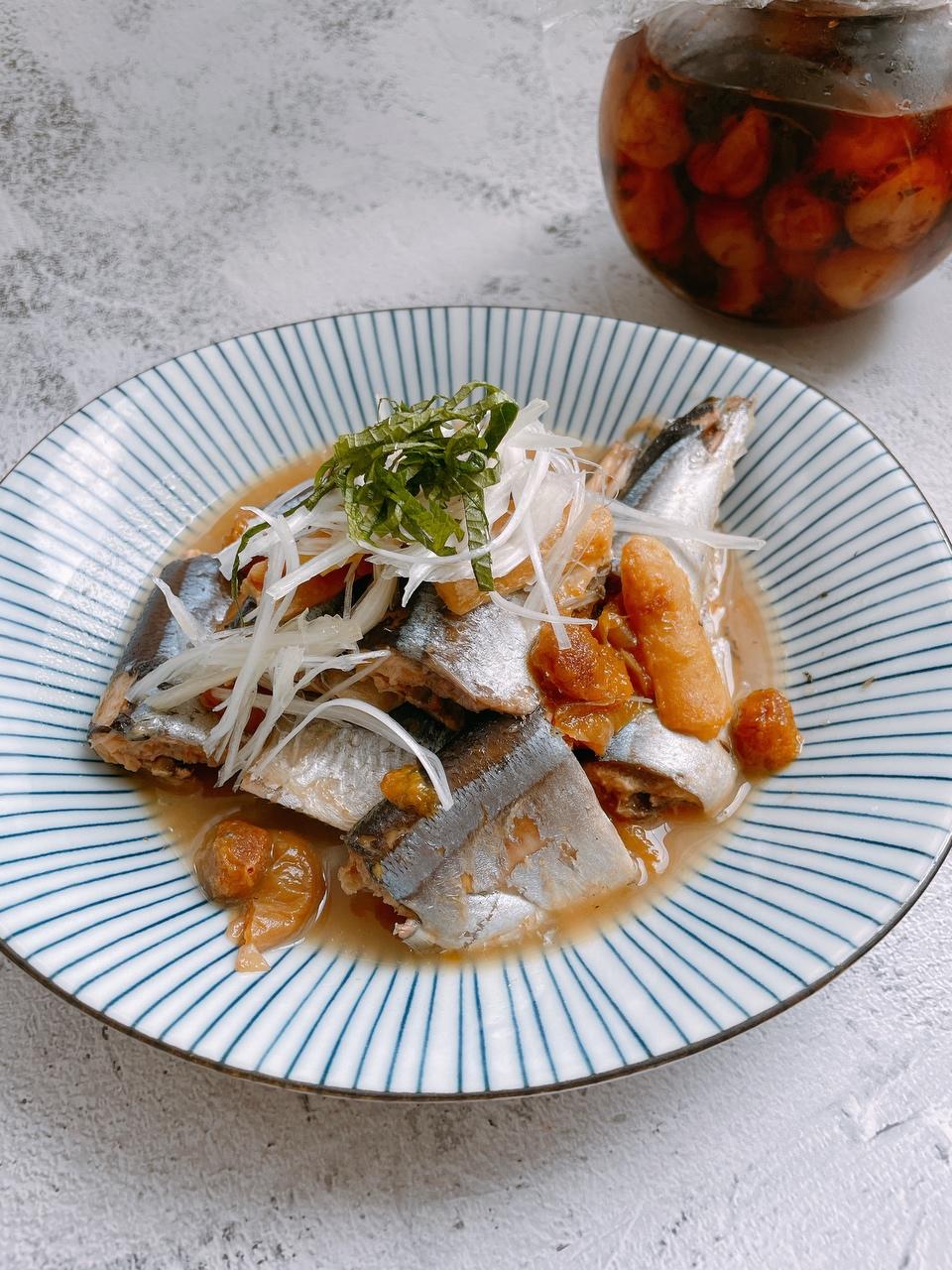 有效补钙！梅干煮秋刀鱼的做法