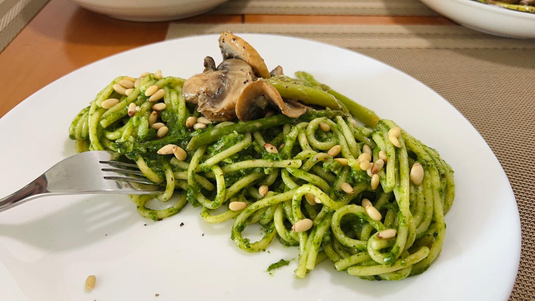 啥也不说了！太好吃啦！闷头三口两口就吃完——菠菜绿芥末奶酪青酱辣鸡肉意大利面